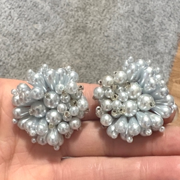 Jewelry - VINTAGE FAUX GRAY CLUSTERED PEARL SILVER-TONE CLIP-ON 1.4" EARRINGS